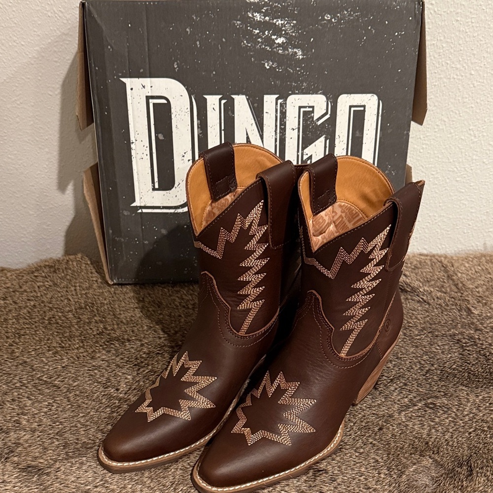 Dingo Women’s Size 7 Shortie Dark Brown Western Cowboy Boots with Tan Stitching